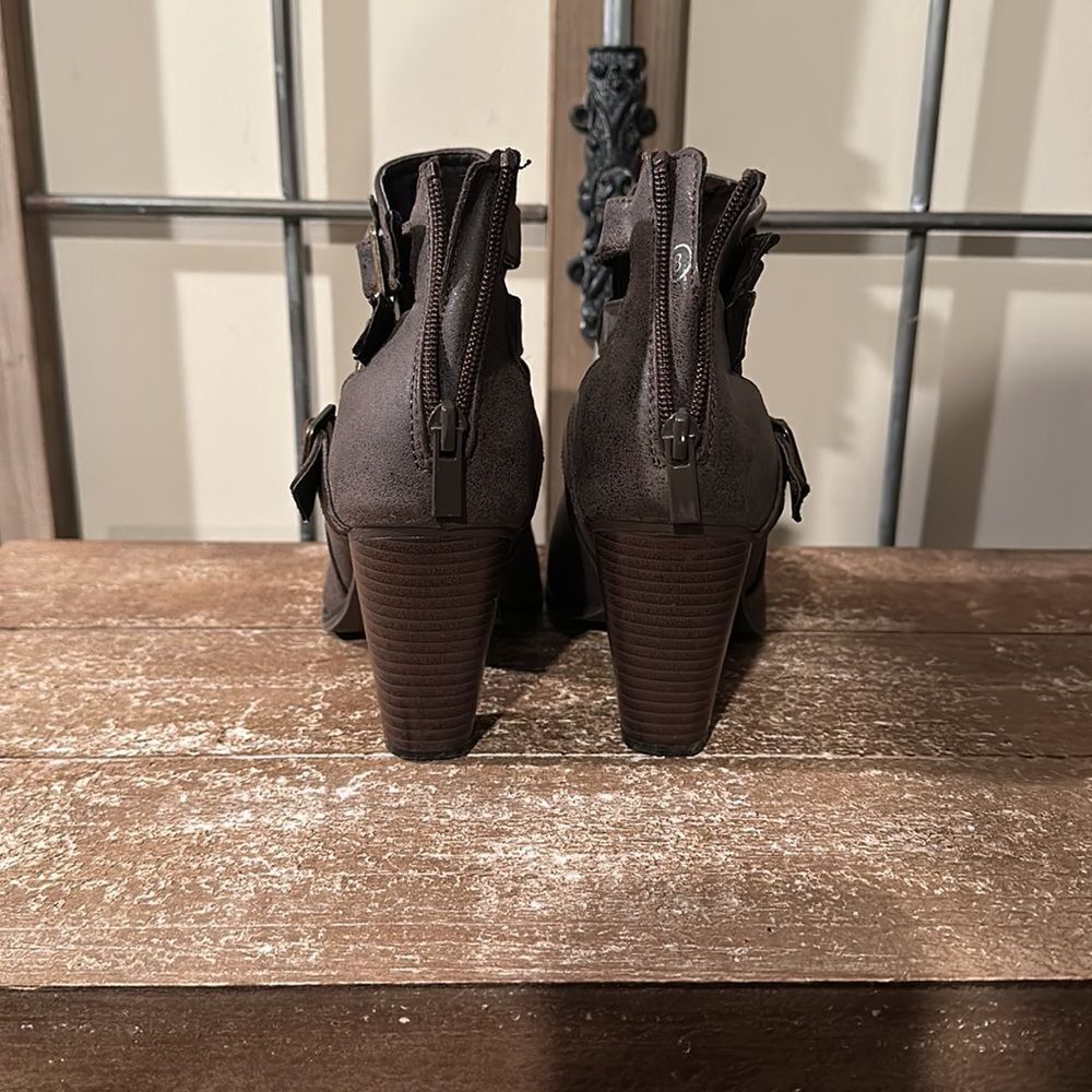 Booties size 8 - Picture 2 of 6